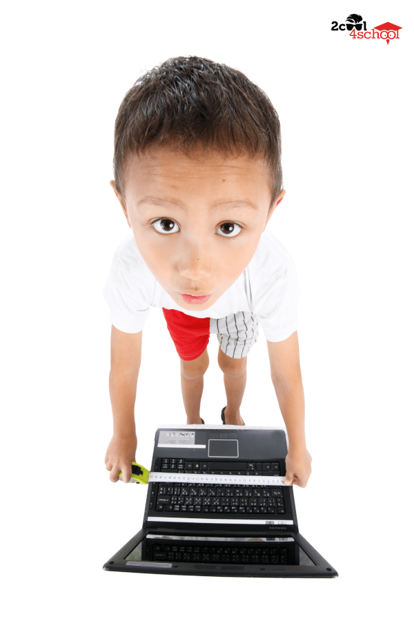 Bir mezura ve 2cool4school.org logosuyla bilgisayarın başında duran küçük bir çocuğun görüntüsü
